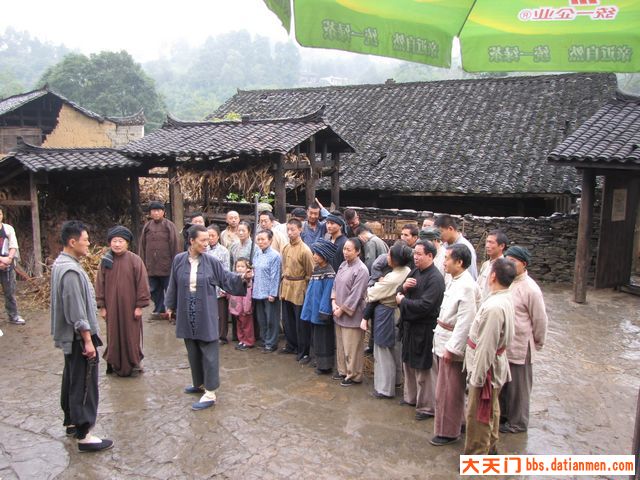 车友在贵州苗王寨演的《边城汉子》自拍版和摄制组两个版本